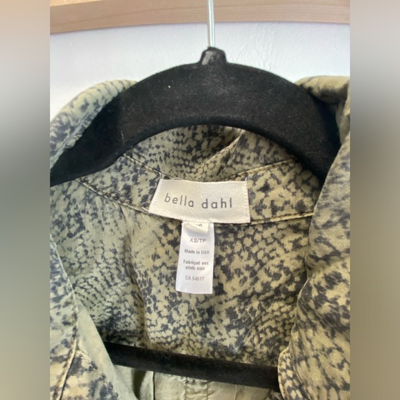 Bella Dahl green khaki snake print blouse - Picture 4 of 4